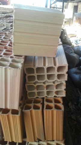 Tijolos, areia, seixo e pedra brita ligue 