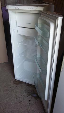 Vendo geladeira 110v