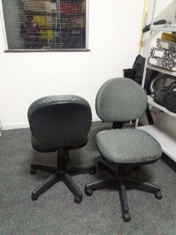 Conj 2 mesas e 2 cadeiras de escritório
