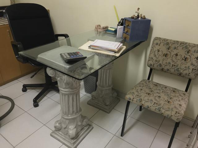 Mesa de vidro com pes em colunas