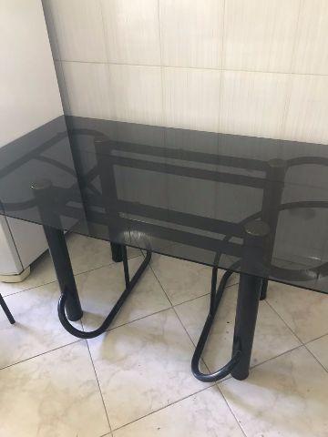 Mesa de vidro com seis cadeira