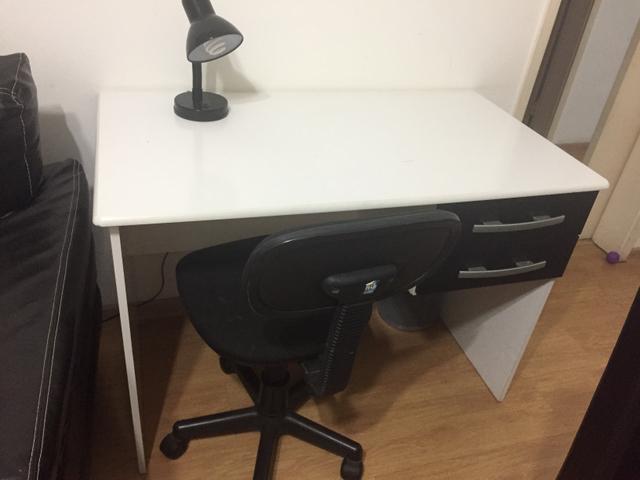 Vendo Escrivaninha + Cadeira