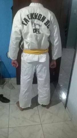 Dobok semi-novo, com a faixa amarela. Numeração: A2
