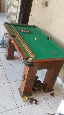 Mesa de cinuca lê o anuncio todo despenso curioso