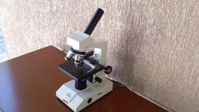 Microscópio biológico