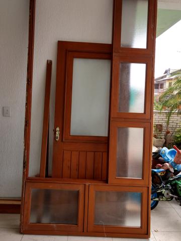 Porta de madeira com vidros