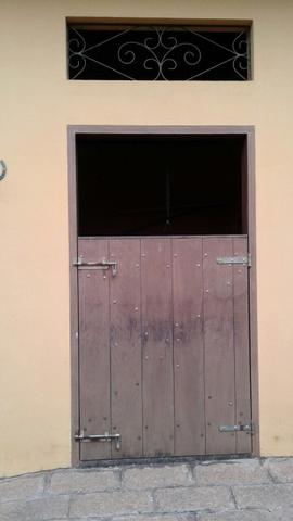 Porta de madeira de cocheira