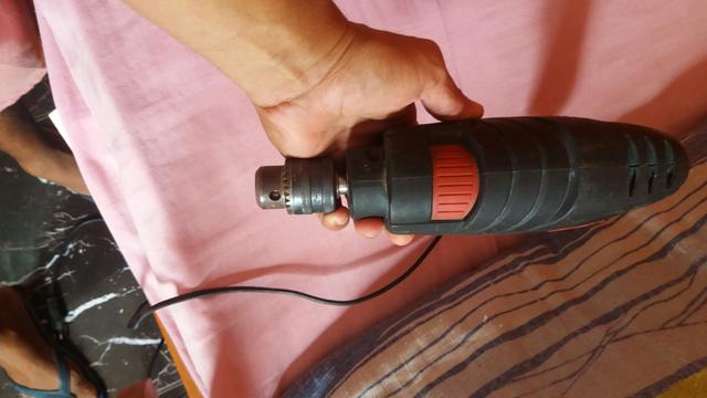 Vendo essa furadeira por 100 reais 