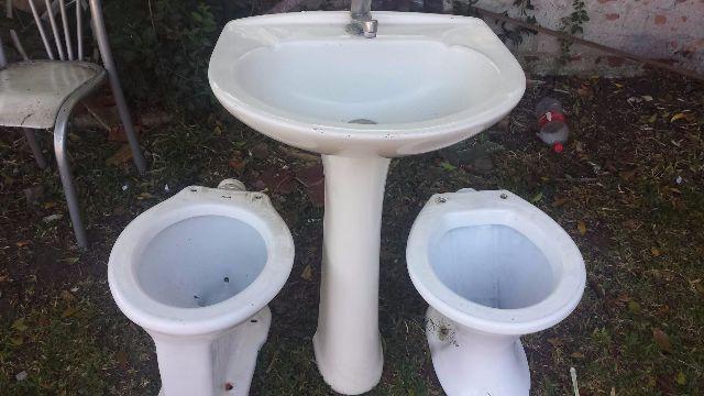 Jogo de banheiro com 2 vasos uma pia com torneira 