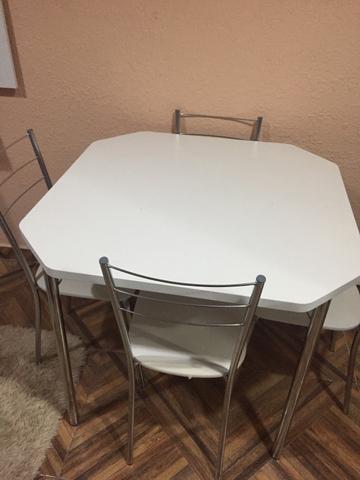 Mesa com 4 cadeiras brancas novas