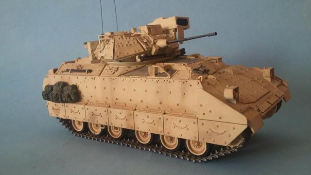 Miniatura plastimodelismo blindado M2A3 Bradley.