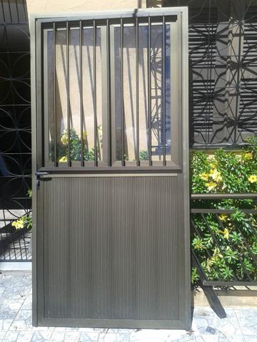 Porta de alumínio bronze com janela e grade