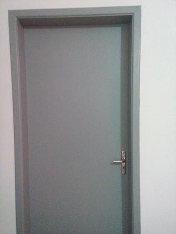 Porta de madeira cinza