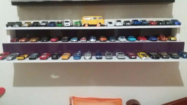 Coleção de miniaturas de carros + suporte