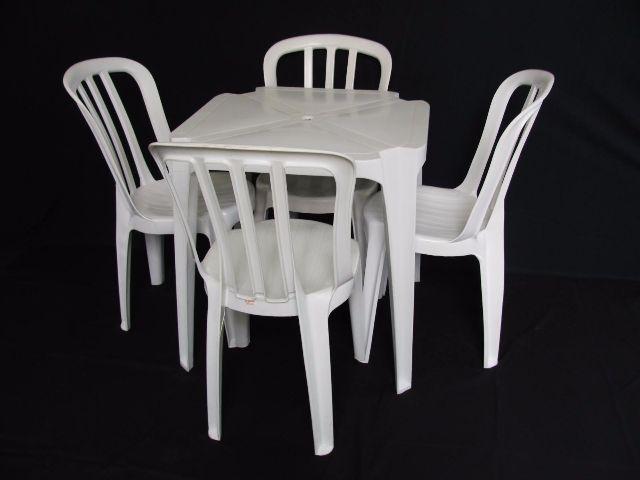 Conjunto de Mesa c/4 cadeiras de plástico