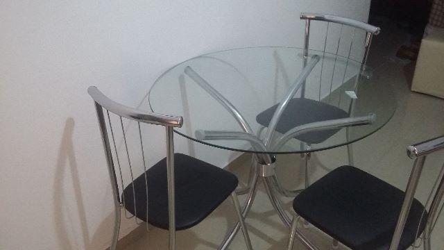 Mesa redonda tampo de vidro 90x90 e 4 cadeiras