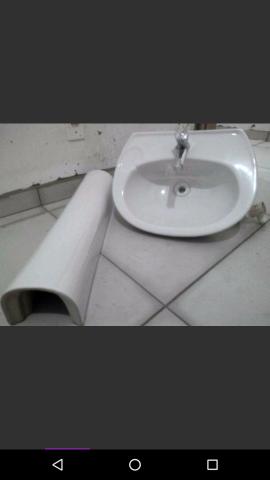 Pia banheiro com torneira