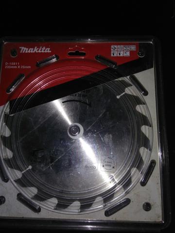 Vende-se lâmina de Serra para madeira com dentes de metal