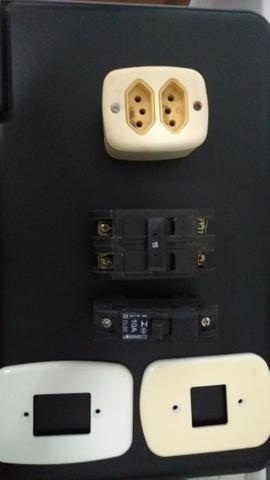 Disjuntores, tomada e espelho