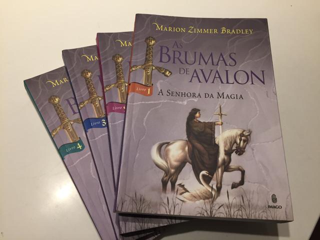 Livros Brumas de Avalon sem uso