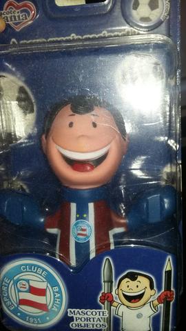 Mascote porta objeto time do Bahia