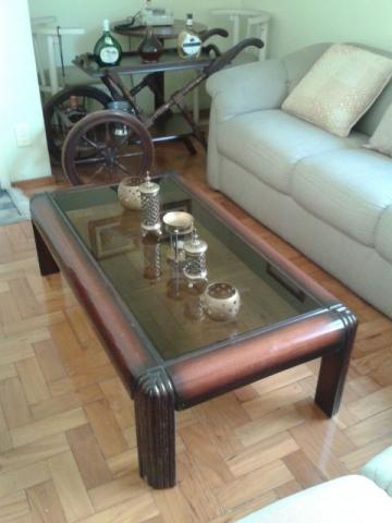 Mesa de centro grande, com base de vidro escuro