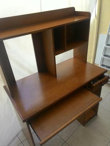 Mesa em madeira maciça para computador