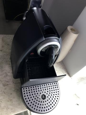 Máquina de Café Nespresso Essenza Automática C101