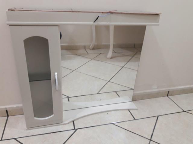 Armarinho de banheiro com espelho