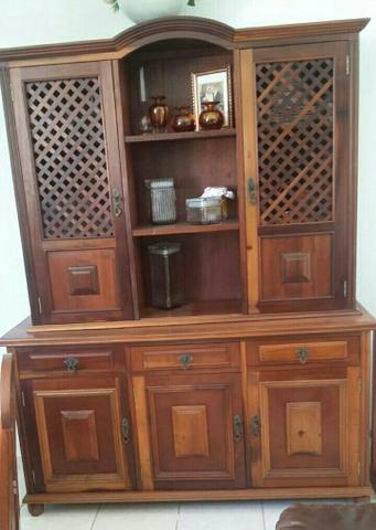 Armario Colonial e mesa com cadeiras