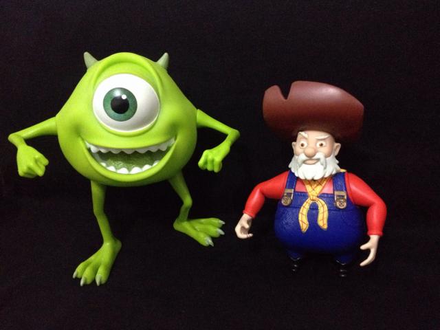 Boneco Mike Wazowski e Mineiro Monstros S/A e Toy Story