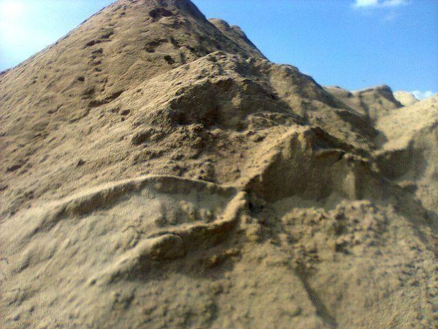 Caminhão fechado dividido areia e areola