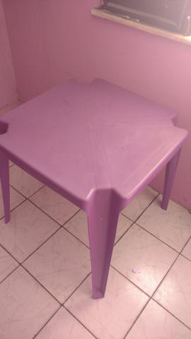 Duas mesas com os banquinho