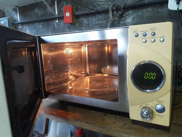 Microondas GE em ótimo estado e funcionando perfeitamente.