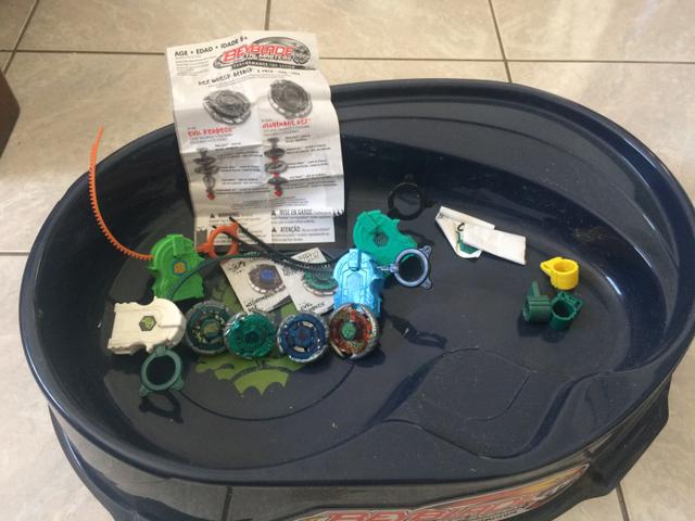 Beyblades com stadium de batalha