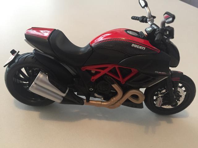 Miniatura Ducati - moto -superbike aprilia Maisto