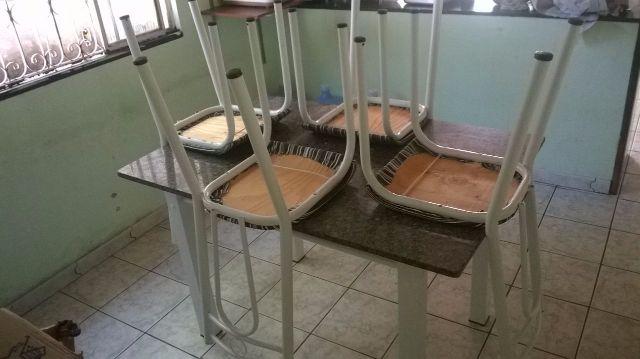 Vende-se mesa com quatro cadeiras R: