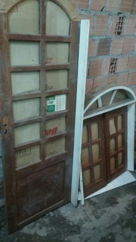 Porta e janela de madeira