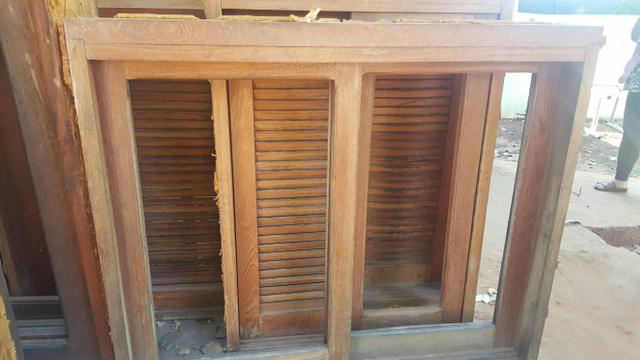 Porta e janelas de madeira