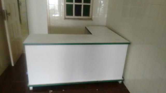 Balcão com para escritório ou loja com tres gavetas