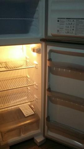 Geladeira esmaltec 306 litros novinha pra vencer logo