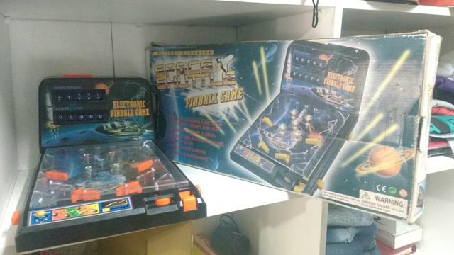 Mini brinquedo da pinball antigo na caixa