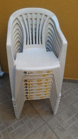 Oportunidade 12 Cadeiras de Plástico Pouquíssimo Uso