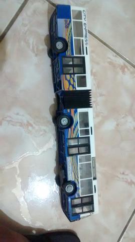 Ônibus articulado de brinquedo