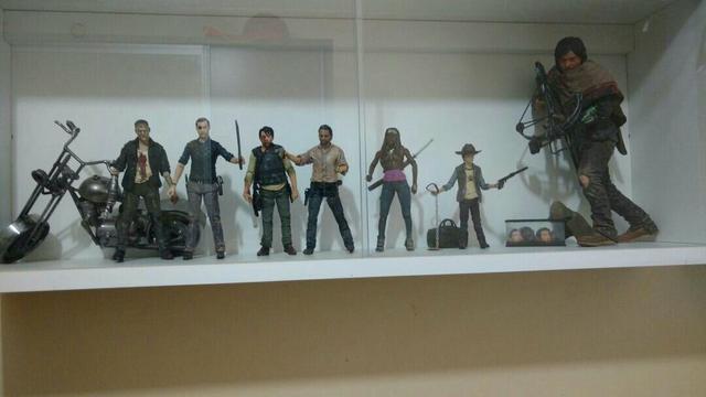 Expositor com figure action the walking dead