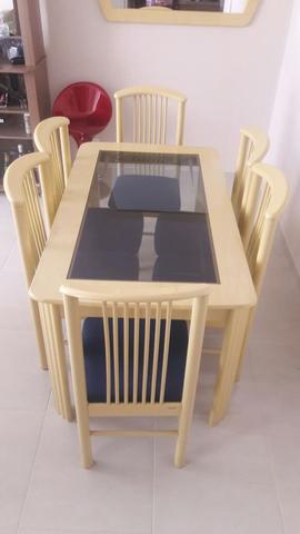 Mesa de madeira com 6 cadeiras