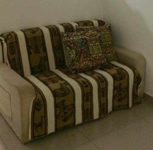 Sofá-cama pequeno na cor creme