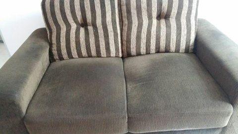 Sofás novos em tecido na cor cinza com almofadas