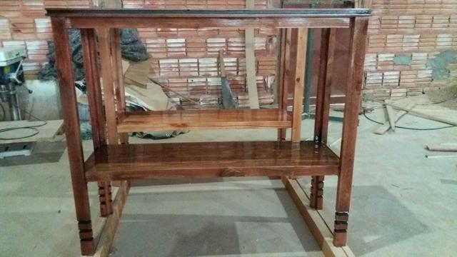 Aparador de madeira estilo colonial com moldura para vidro