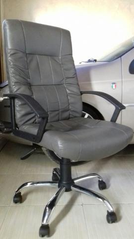 Cadeira cadeira Presidente giratória Comfortline r$ 300